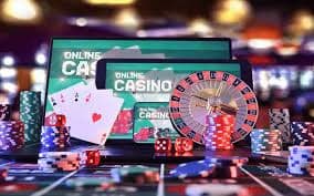Dealer profesional Live Casino texas777 membagikan kartu di meja Baccarat secara langsung